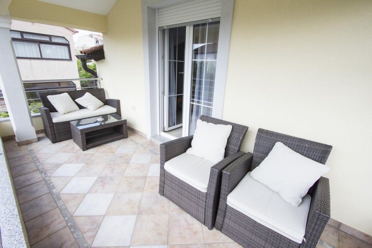 RAJCI One-Bedroom Apartment 1 (crveni)