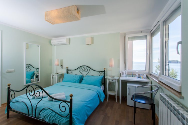 BLU #8 Double Room with Side Sea View
