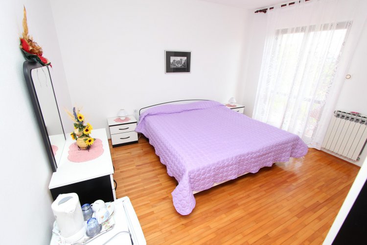 SANJA Double Room with shared bathroom 2 (bijela soba)
