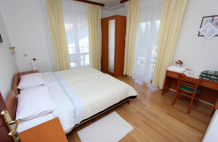 ROBERT Twin Room with shared Bathroom "A"(velika)