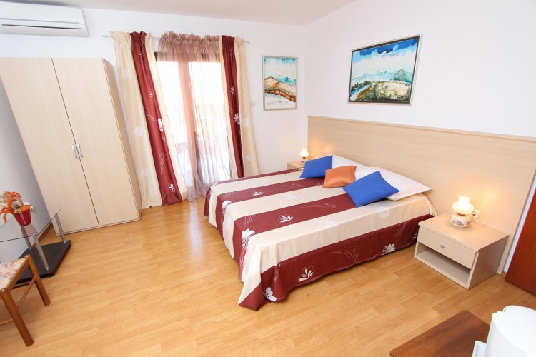 KATI Double Room with Balcony 1 (Žuta Soba)