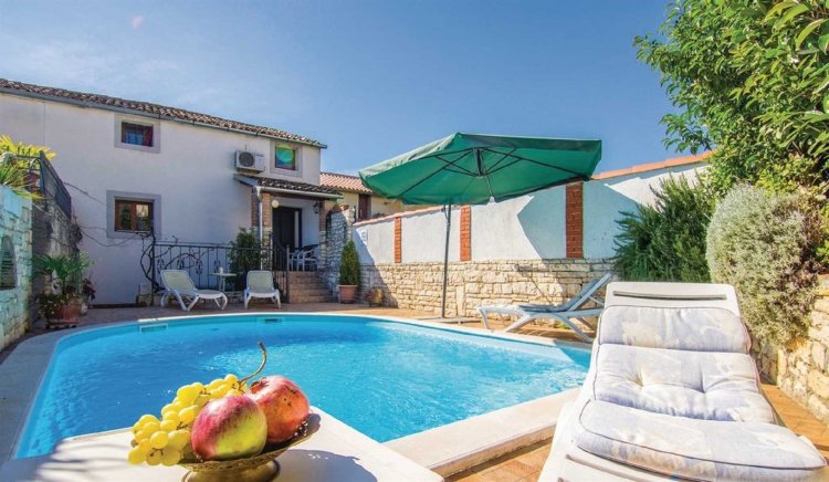 MARINA Holiday House with Pool